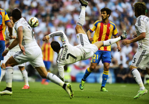 Cristiano Ronaldo failed bicycle kick attempt, in Real Madrid vs Valencia