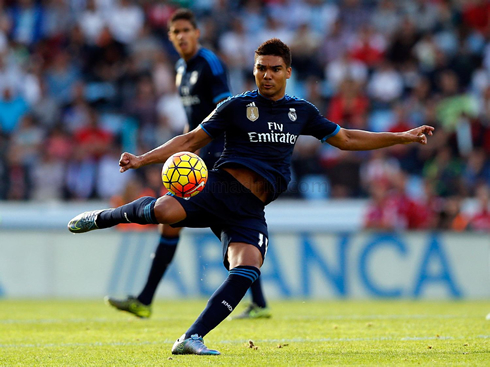 Casemiro passing the ball in Celta de Vigo vs Real Madrid