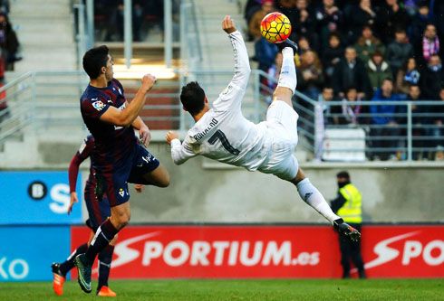 Cristiano Ronaldo bicycle kick in Eibar vs Real Madrid