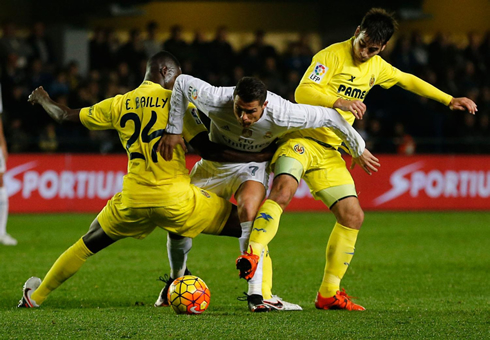 Cristiano Ronaldo dribbling two defenders at once