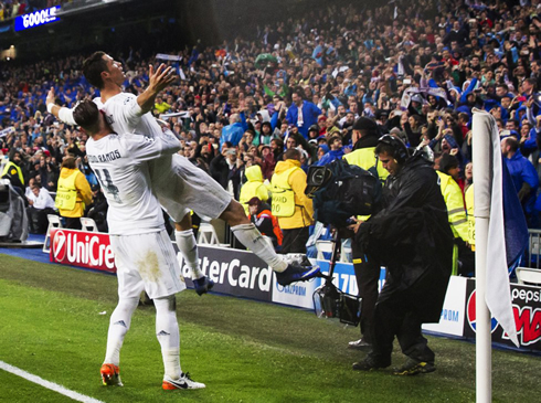 Cristiano Ronaldo held in the air by Sergio Ramos, in Real Madrid 3-0 Wolfsburg