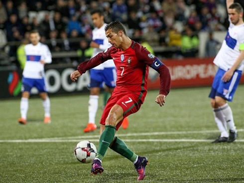 Cristiano Ronaldo finishing with his left foot