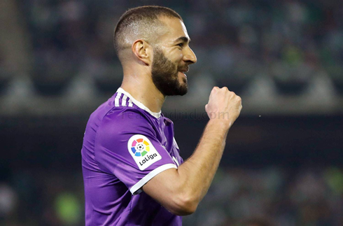 Karim Benzema scores for Real Madrid