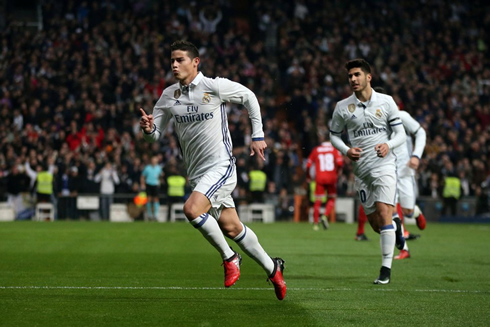 James Rodríguez scores at the Bernabéu