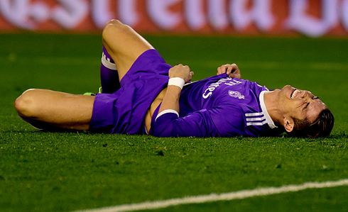 Ronaldo goes to the ground in Valencia 2-1 Real Madrid