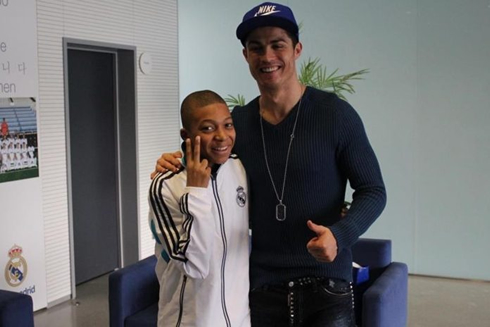 Kylian Mbappé next to Cristiano Ronaldo when he was a Madrid fan