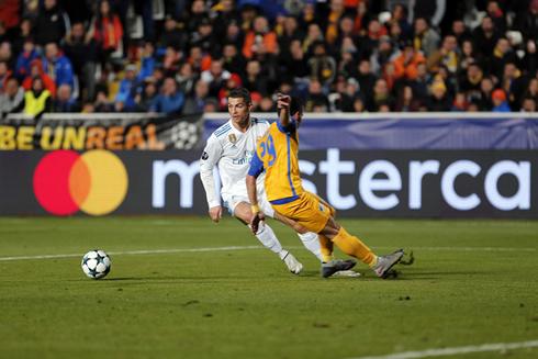 Cristiano Ronaldo cutting inside in APOEL vs Real Madrid in 2017