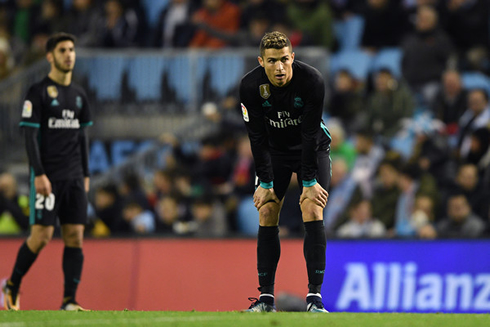 Ronaldo tired and with his hands on his knees