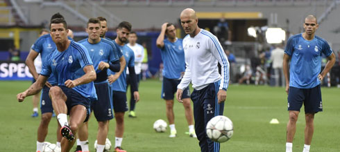 Zidane watching Ronaldo shooting in a Real Madrid practice