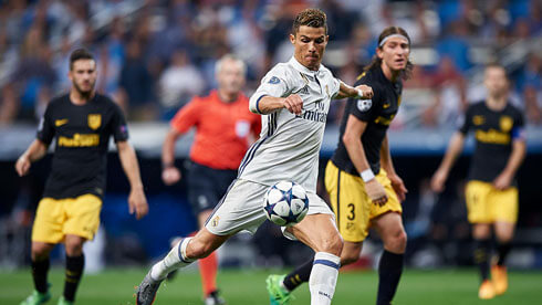 Cristiano Ronaldo scoring in Real Madrid vs Atletico