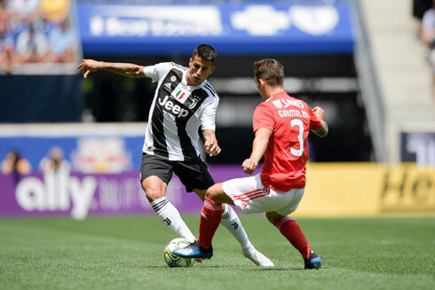 João Cancelo dribbling Grimaldo in Juventus 1-1 Benfica