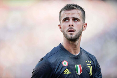 Pjanic playing for Juventus in 2018-2019