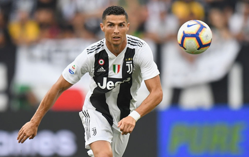 Cristiano Ronaldo chasing the ball in Juventus home game