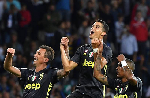 Mandzukic, Ronaldo and Douglas Costa cheering for the fans