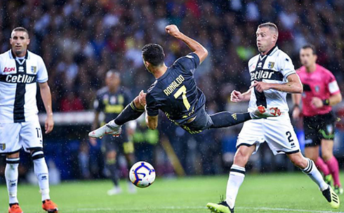 Cristiano Ronaldo tries a volley in the air in Parma 1-2 Juventus