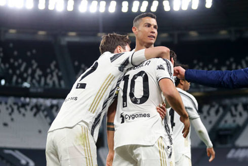 Cristiano Ronaldo and his teammates Chiesa and Dybala