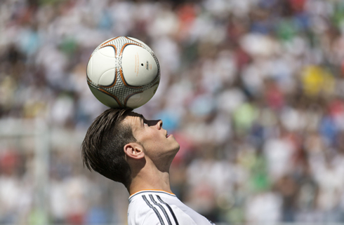 Gareth Bale controlling the ball with his forehead, in Real Madrid presentation