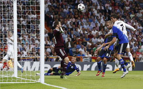 Cristiano Ronaldo responding with a header after a rabona cross from Di María