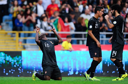 Silvestre Varela on his knees, during a game for Portugal in World Cup qualifiers