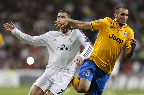 Chiellini hitting Cristiano Ronaldo with his arm and elbow, in Real Madrid vs Juventus, red card foul