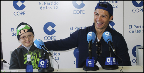 Cristiano Ronaldo next to a kid suffering from Leukemia