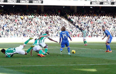 Luka Modric setting up Benzema for his 100th goal for Real Madrid