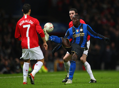 Mario Balotelli playing vs Cristiano Ronaldo, in a Manchester United vs Inter Milan game