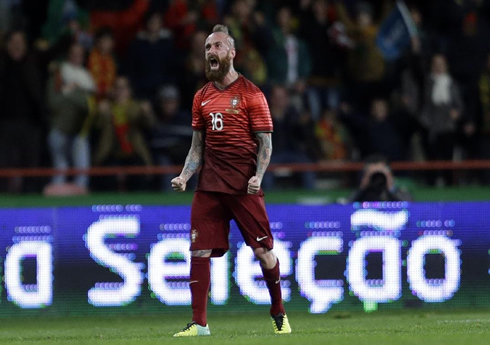 Raúl Meireles punk hairstyle and huge viking beard