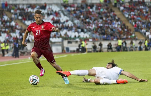 João Pereira dribbling Samaras in Portugal vs Greece