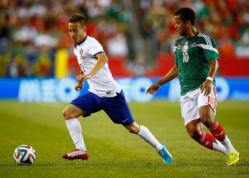 João Pereira running away from Giovani dos Santos