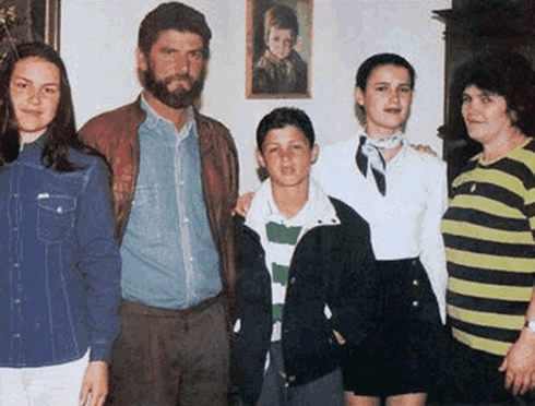 Cristiano Ronaldo's family portrait, mother, father and sisters