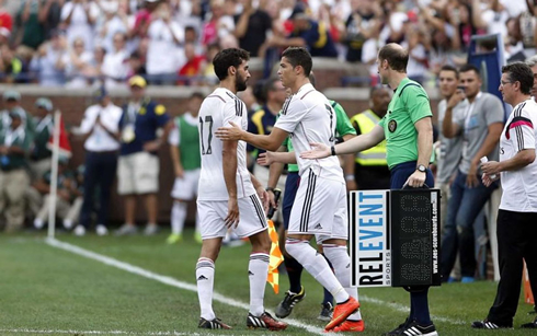 Cristiano Ronaldo coming in for Arbeloa, in Real Madrid vs Manchester United, for the 2014-2015 pre-season