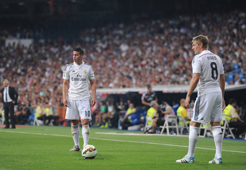 James Rodríguez and Toni Kroos preparing to take a set piece