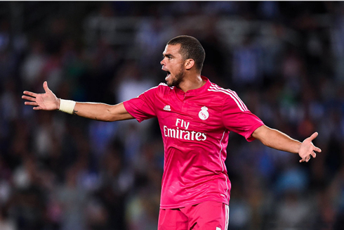 Pepe playing with Real Madrid's pink shirt 2014-2015