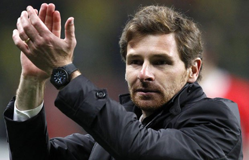 André Villas-Boas applauding the fans