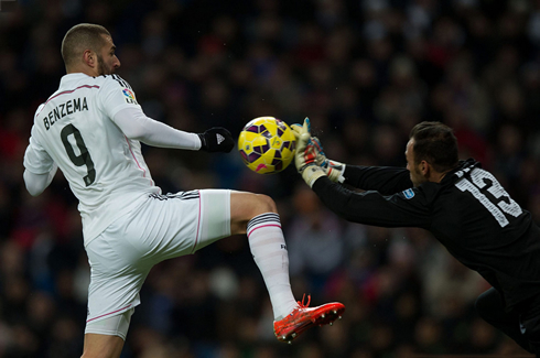 Karim Benzema hitting the goalkeeper with his knee