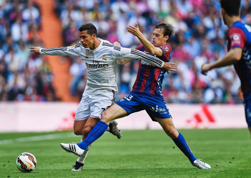 Cristiano Ronaldo fighting for the ball in Real Madrid 3-0 Eibar