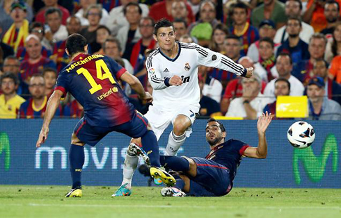 Cristiano Ronaldo dribbling Martín Montoya and Javier Mascherano, in Barcelona 2-2 Real Madrid for the Spanish League 2012-2013