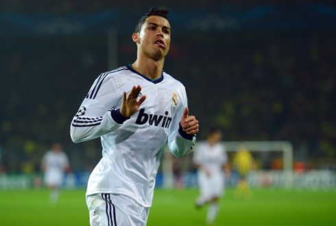 Cristiano Ronaldo's arrogance when celebrating the goal in Borussia Dortmund 2-1 Real Madrid, telling the fans in the crowd to be calm in UCL 2012-2013