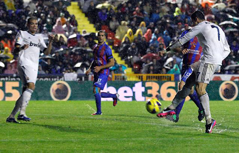 Cristiano Ronaldo cyclope goal, with one eye half closed, in Levante vs Real Madrid, in 2012-2013