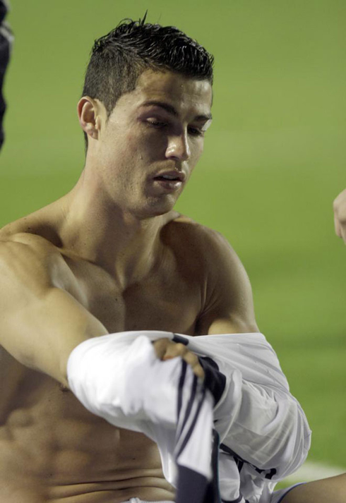 Cristiano Ronaldo half naked without his shirt, after cleaning the blood in Levante vs Real Madrid, in 2012-2013