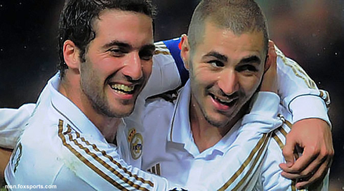 Gonzalo Higuaín hugging Karim Benzema, in Real Madrid 2013