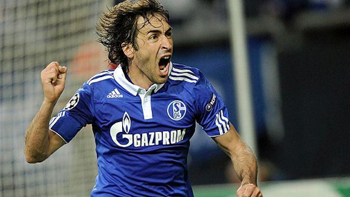 Raúl Gonzalez after scoring a goal for Schalke 04, in Bundesliga 2010-2012